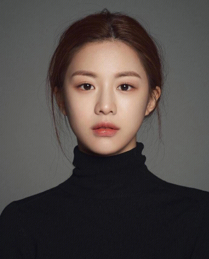韩国女演员,模特,1996年4月22日出生于韩国 身高167cm 2019年参演tvn