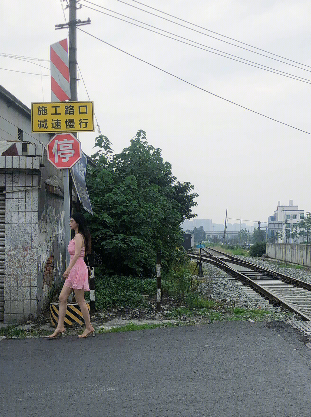 成都黄田坝地铁站旁有条长长的轨道路口有个小屋子,还有只看起来凶凶