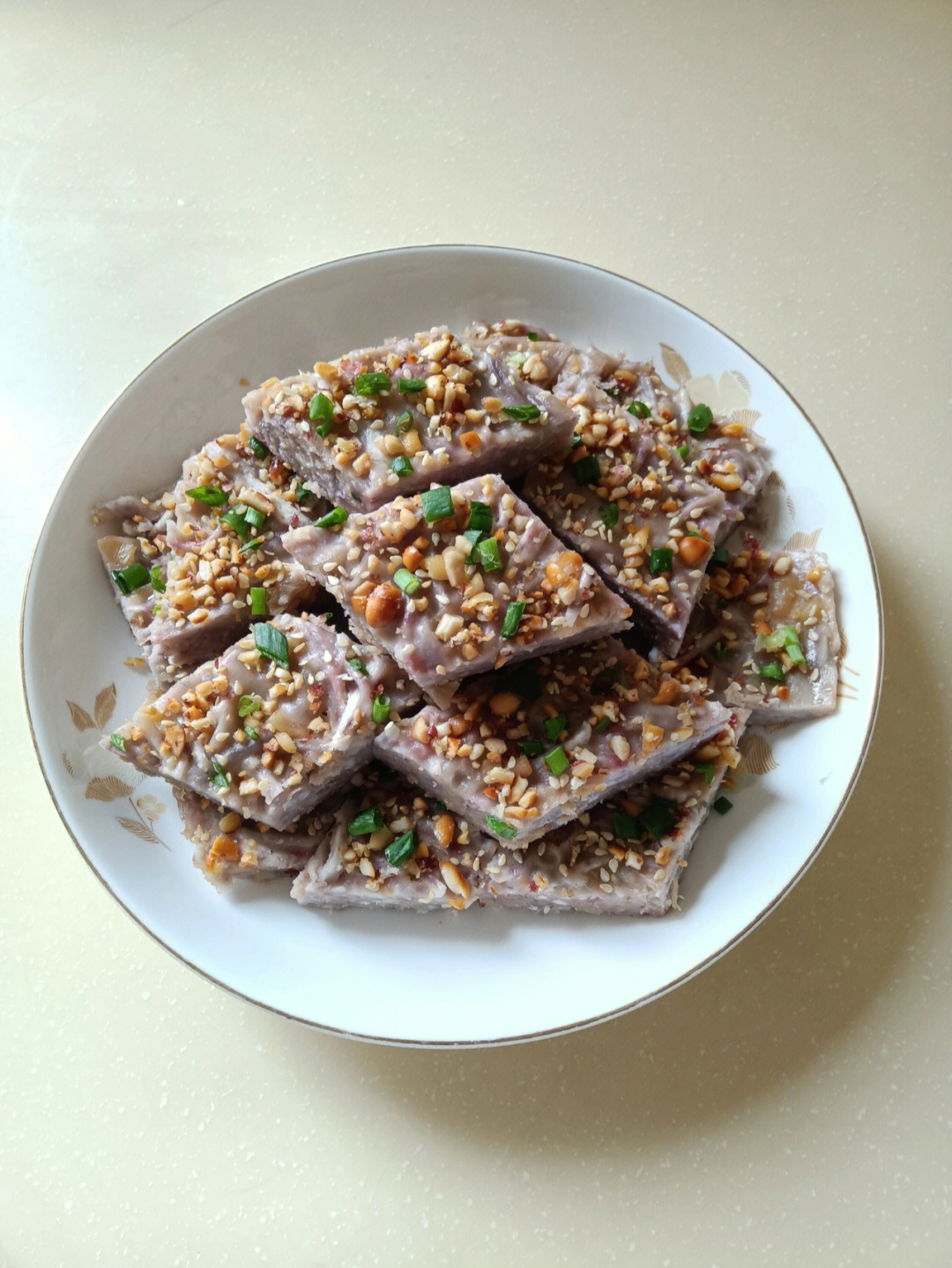 香糯芋头糕,咸香软糯,越嚼越香,越吃越想吃.材料家常,做法简单.1.