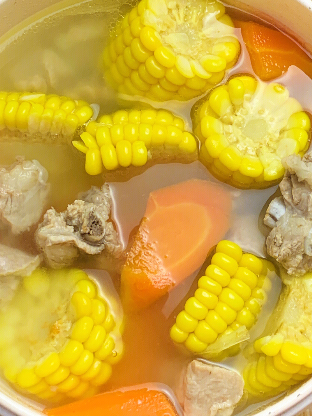 汤鲜味美营养丰富胡萝卜玉米排骨汤