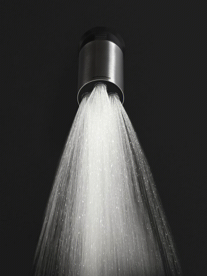 淋浴喷头可以安装在墙壁或天花板,主体为哑光黑色,不同饰面的圆柱体