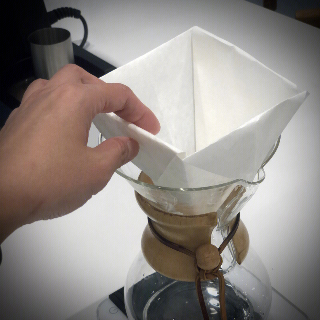 手冲咖啡折成钻石型的chemex的滤纸