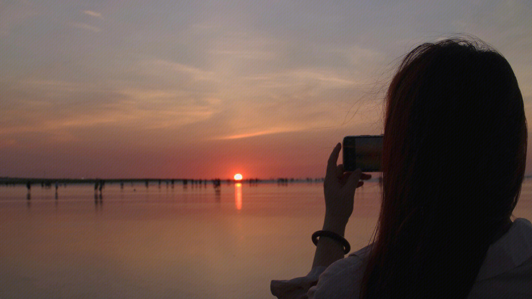 海边美女背影看海壁纸图片