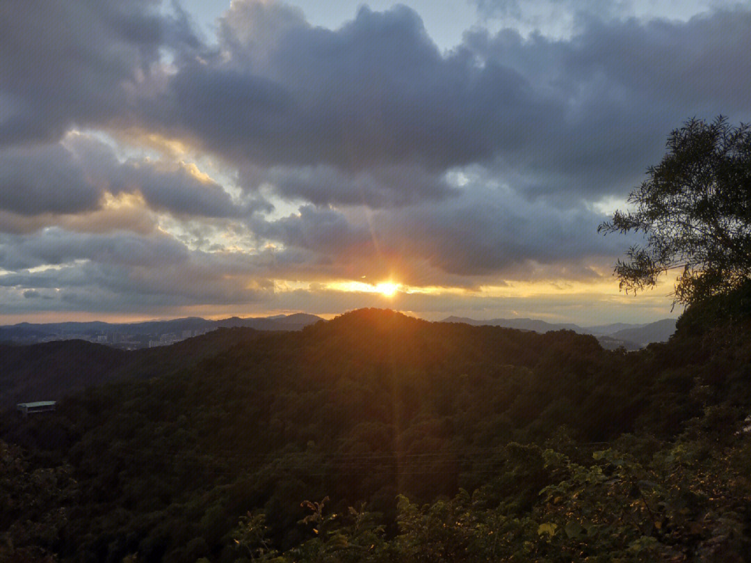 广州白云山日出