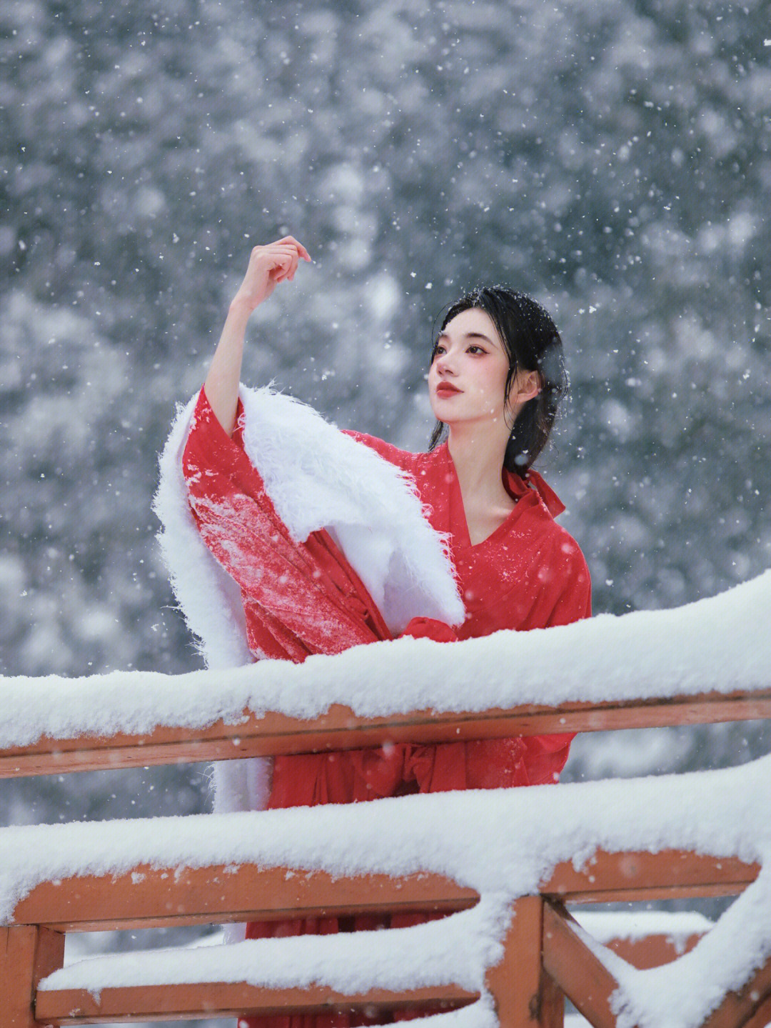 雪景红衣女人图片图片