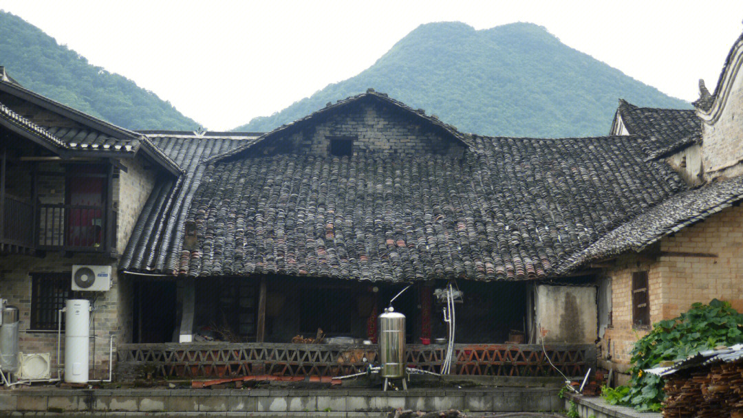 屋顶连成一体的张谷英村