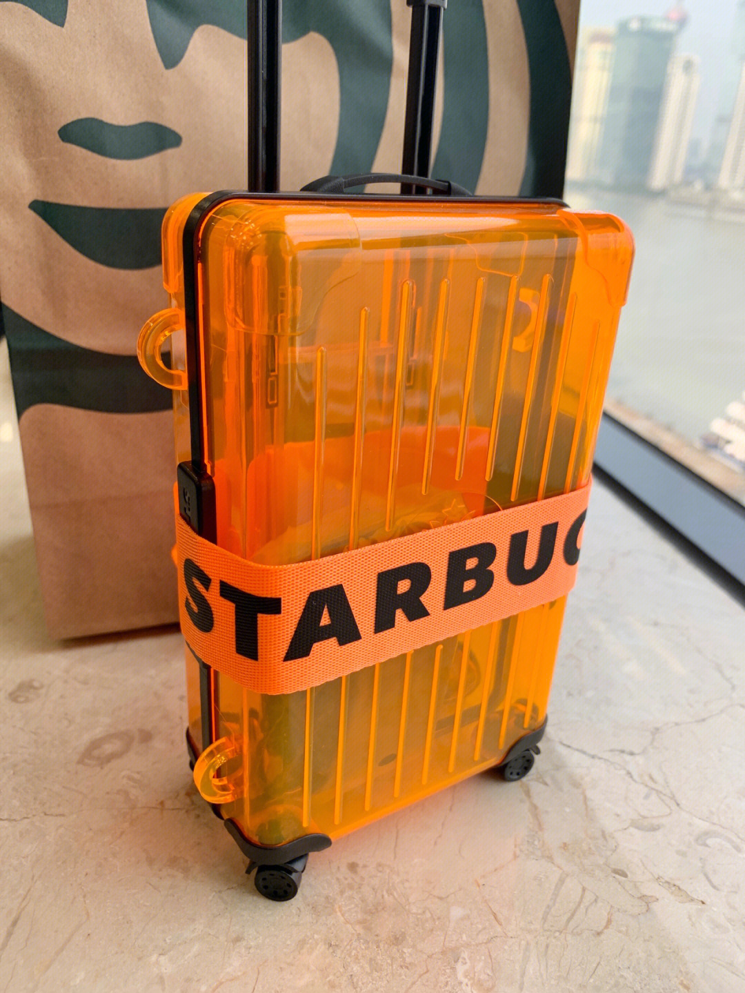 出的星礼包,mini行李箱,有四种颜色07128元,都是透明款,挑选了橙色
