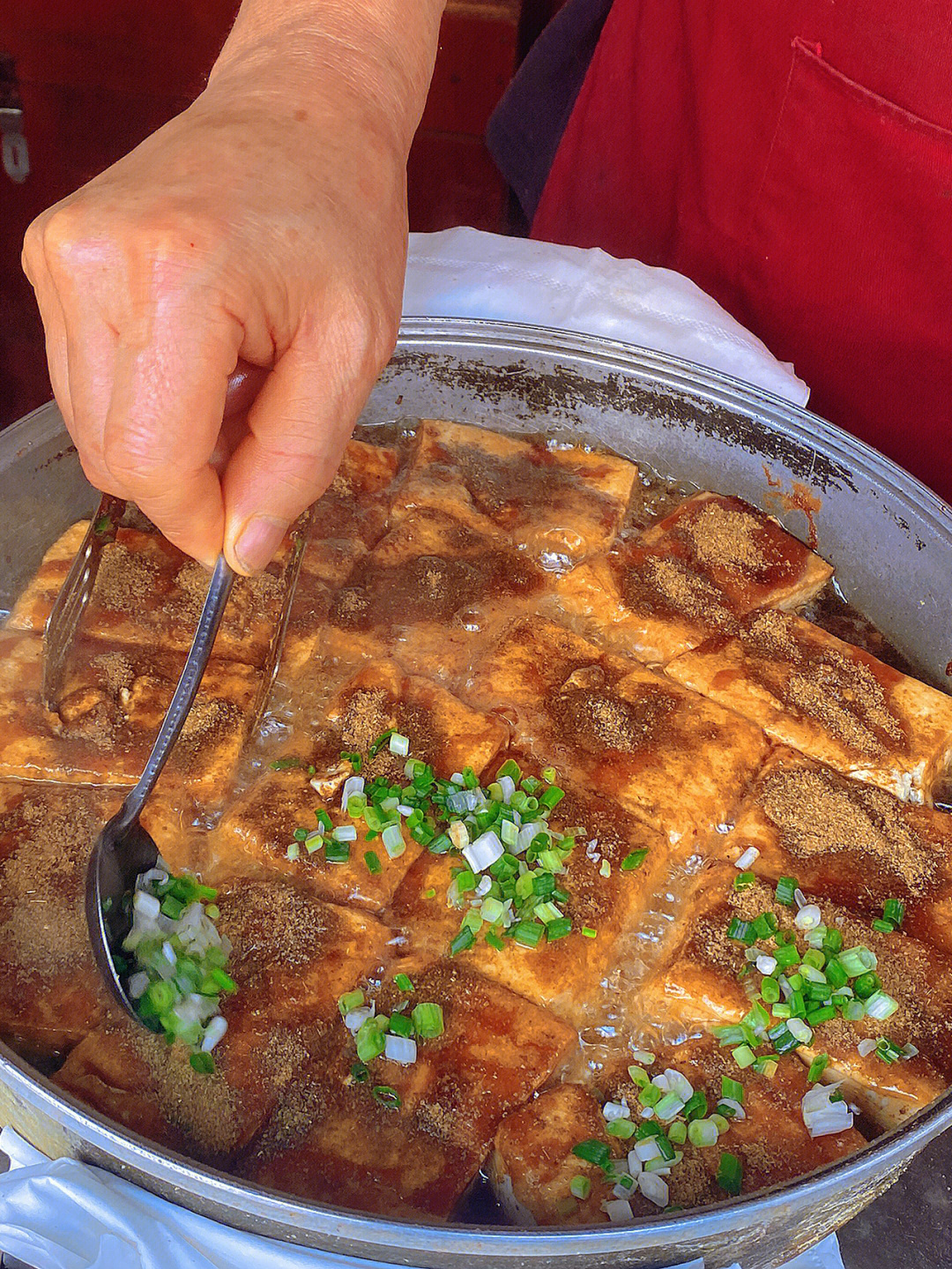 嫩嫩的煎豆腐6就在官塘淋上酱汁超美味