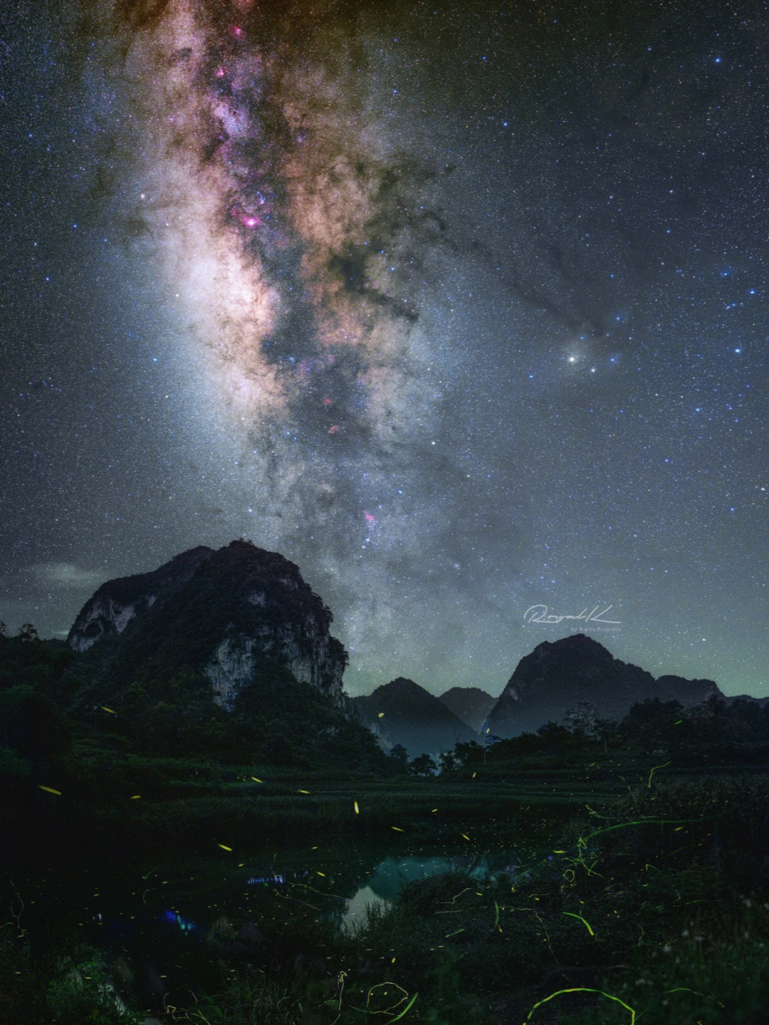 初夏的夜晚,萤火虫像点点星光在地里闪烁,它们成群结队出现,黄绿色的