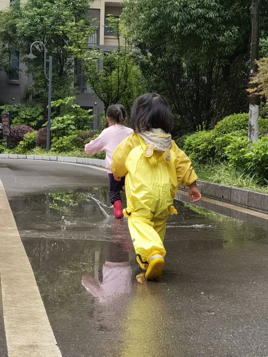 下雨天踩水小朋友们的快乐好简单