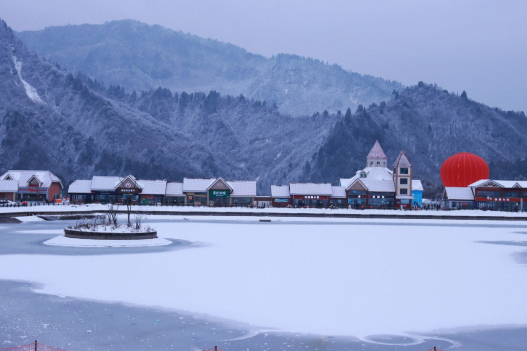 西岭雪山滑雪年卡图片