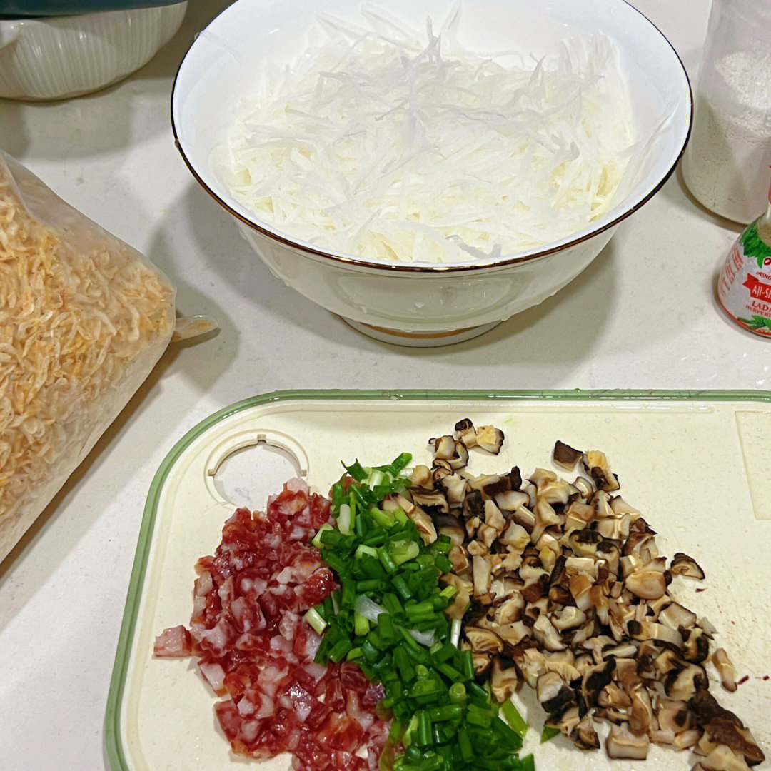 竟然好好好吃材料:萝卜 香菇 腊肠 虾米 葱 番薯粉(地瓜粉)做法很简单