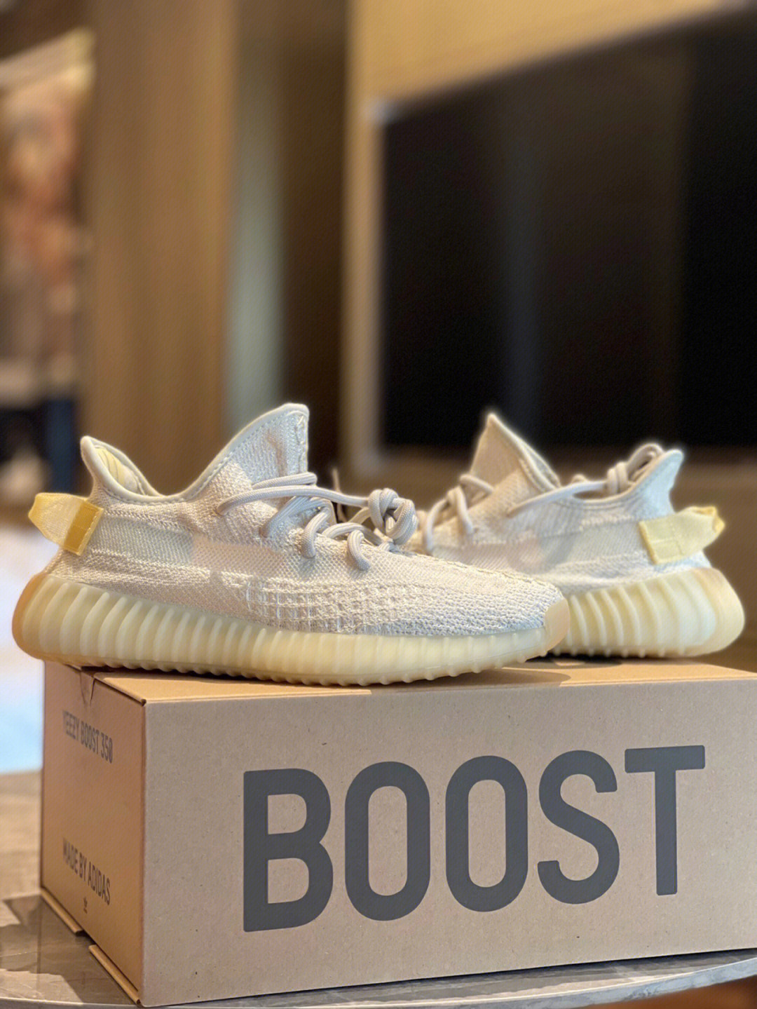 yeezy350v2米黄变色龙