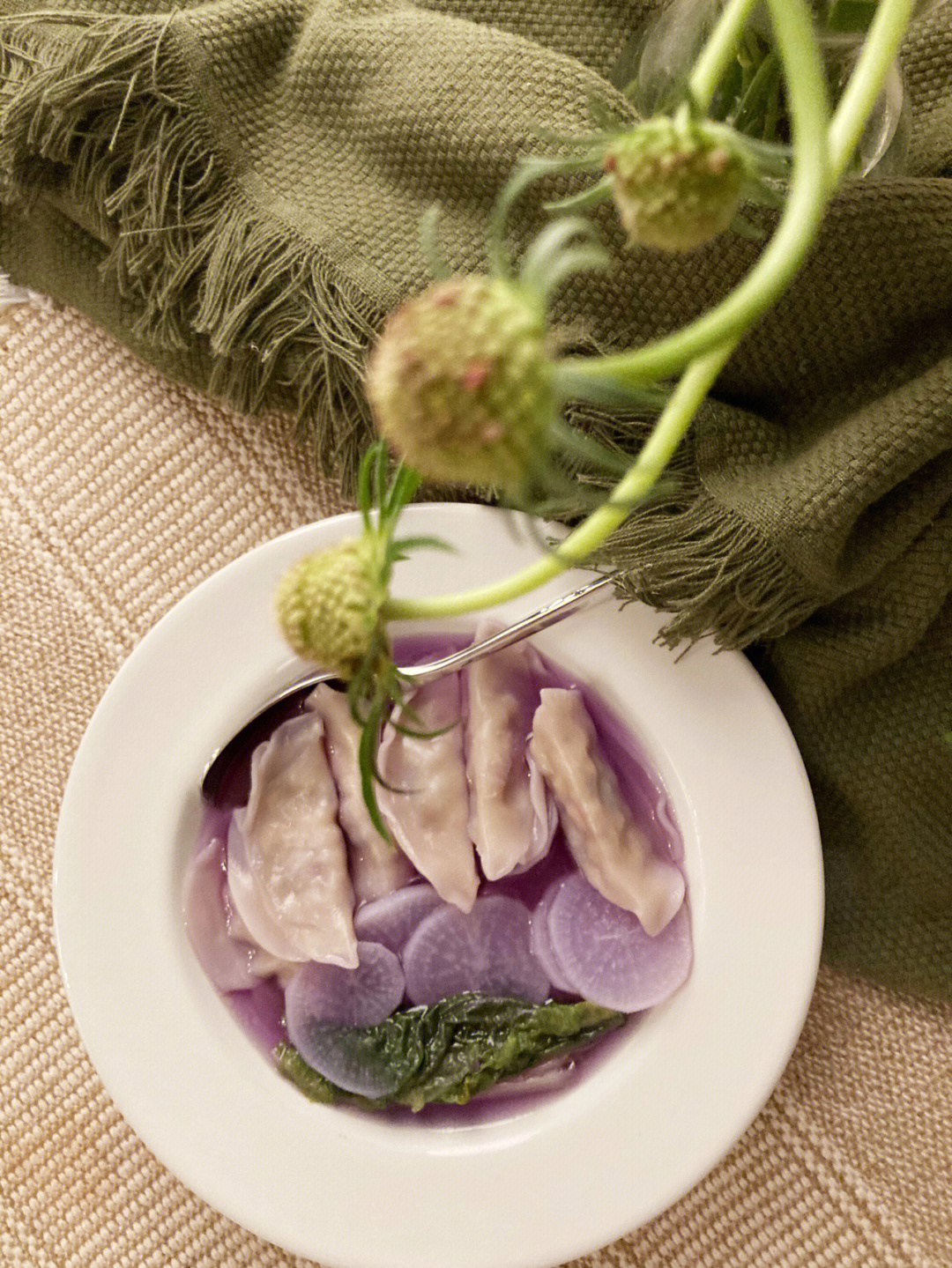不小心做出了紫水晶颜色的白菜萝卜汤