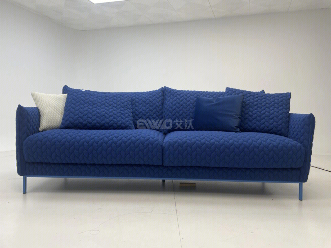 克莱因蓝的颜色仿佛看到碧海蓝天一般,这一款沙发基本上能体现设计师