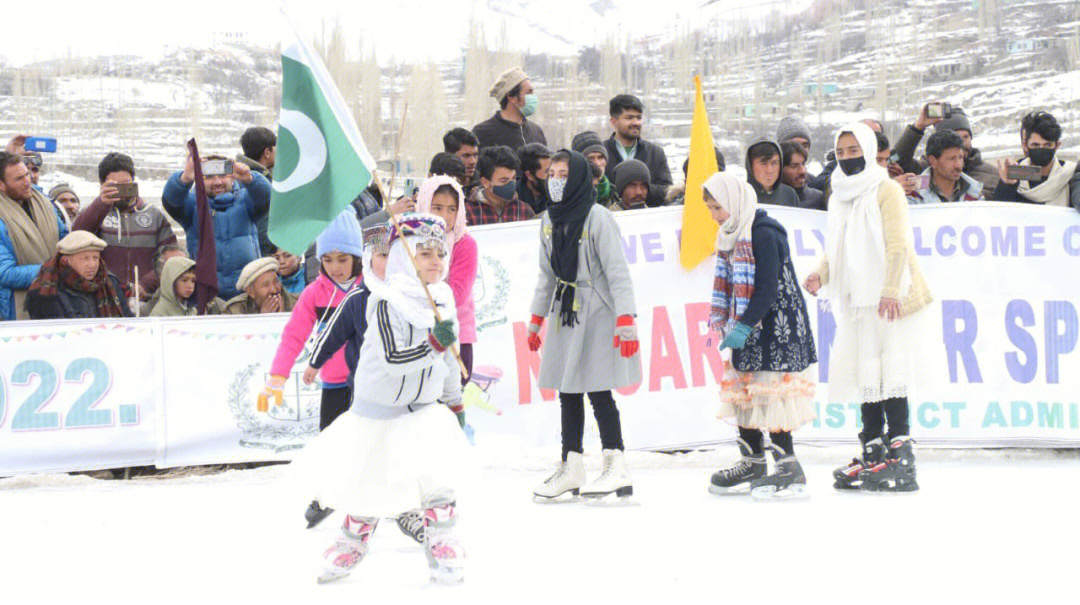 队伍出场,头上还带着可爱的巴基斯坦传统头饰9196在这次冬运会上