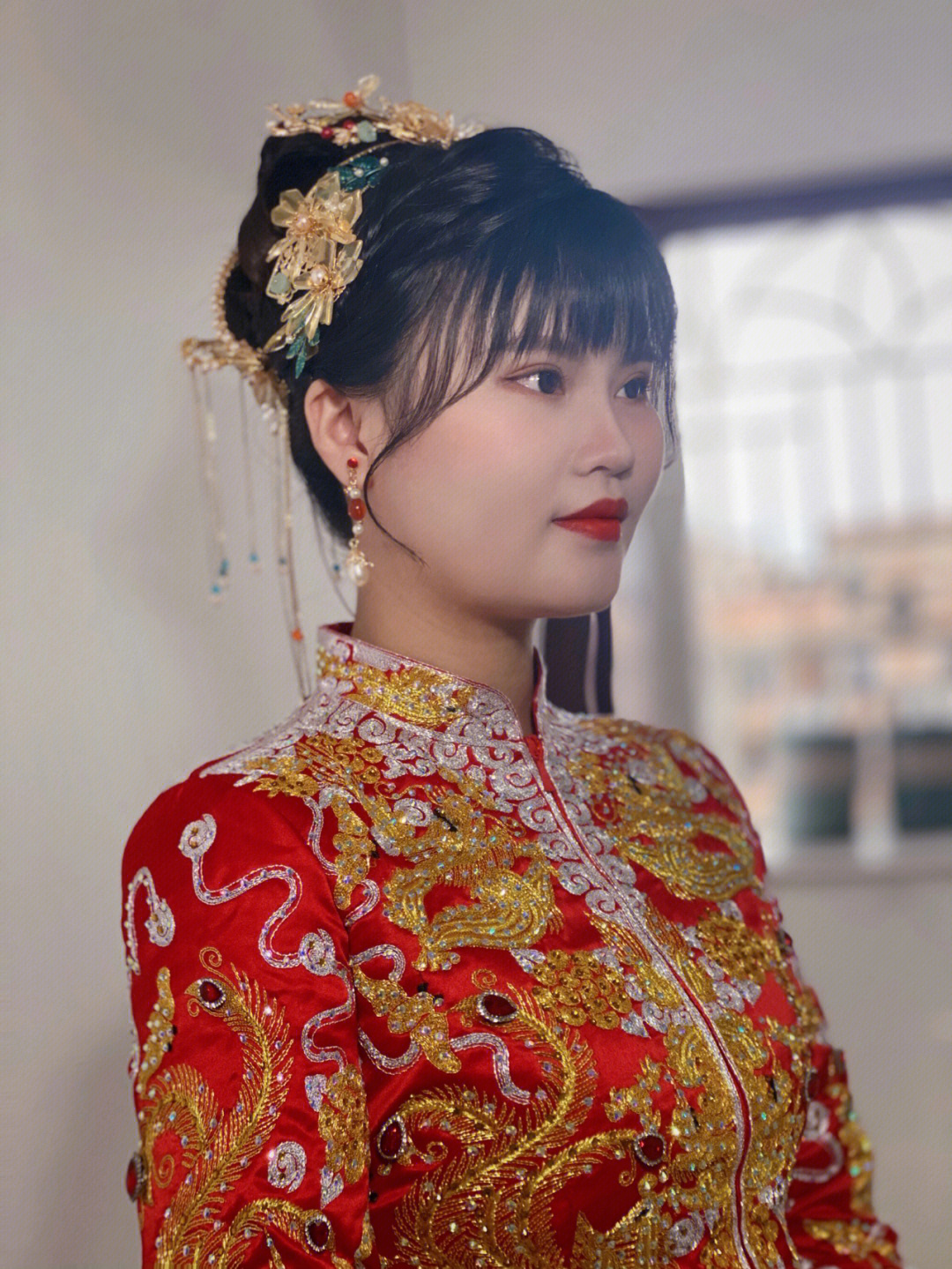 齐刘海中式新娘造型甜美穿龙凤褂太减龄了
