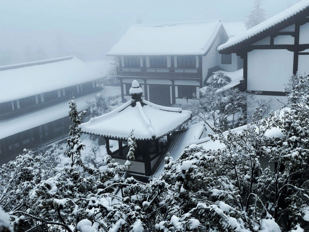 径山寺,之前也来过但是头一次下雪去真的太美了看有汉服的红袍小姐姐