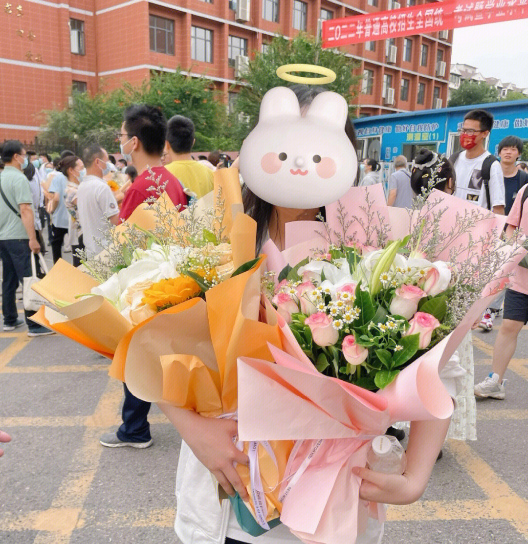 高考捧花女孩图片