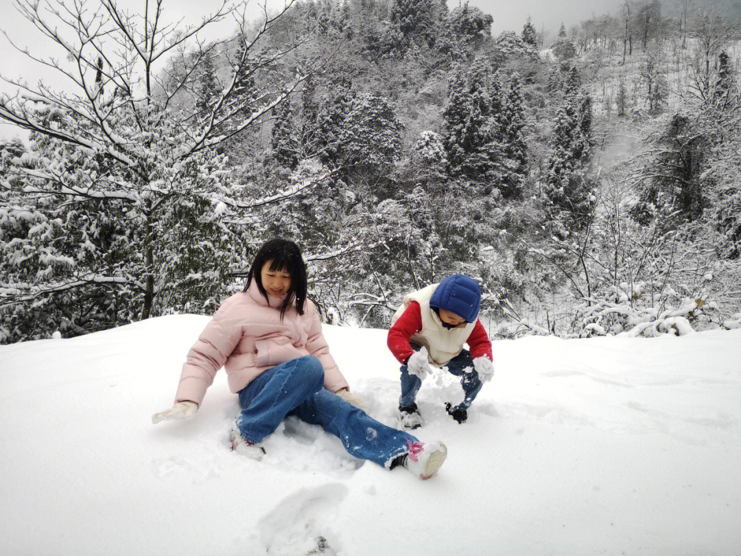 雅西高速停车区玩雪