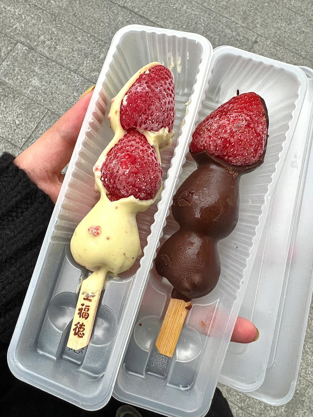 罗森这个巧克力草莓冰淇淋好好吃 在小红书经常刷到这个巧克力脆皮
