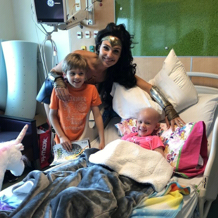 盖尔加朵一身神奇女侠打扮去医院探望病童