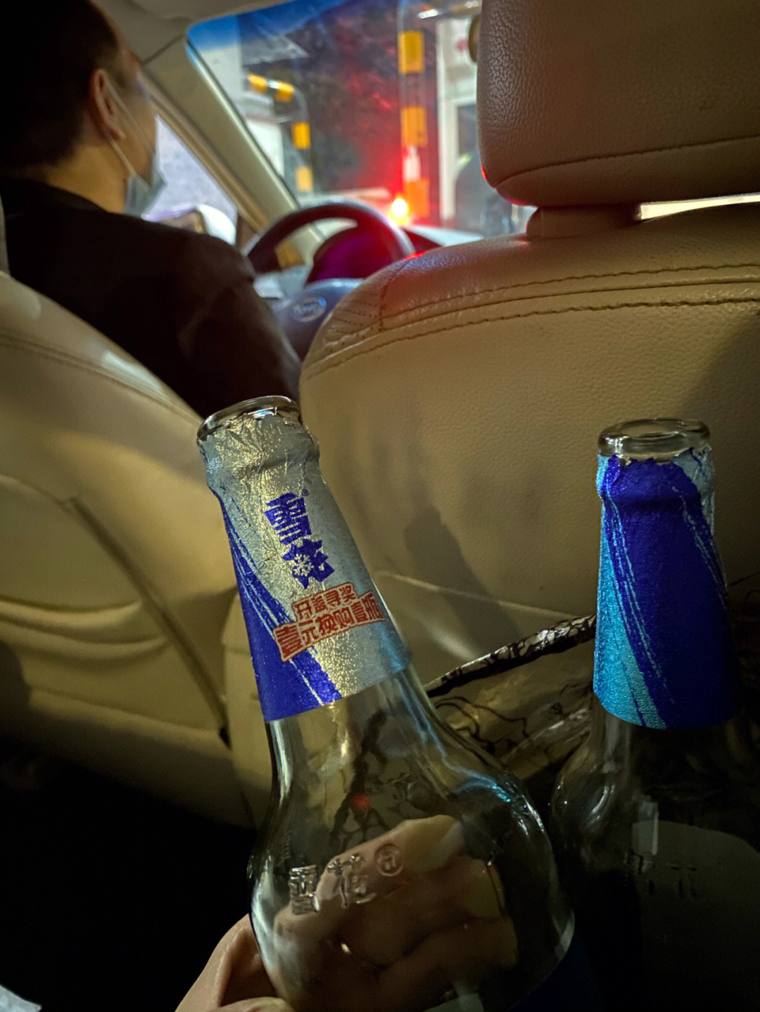 夜间喝酒空酒瓶照片图片