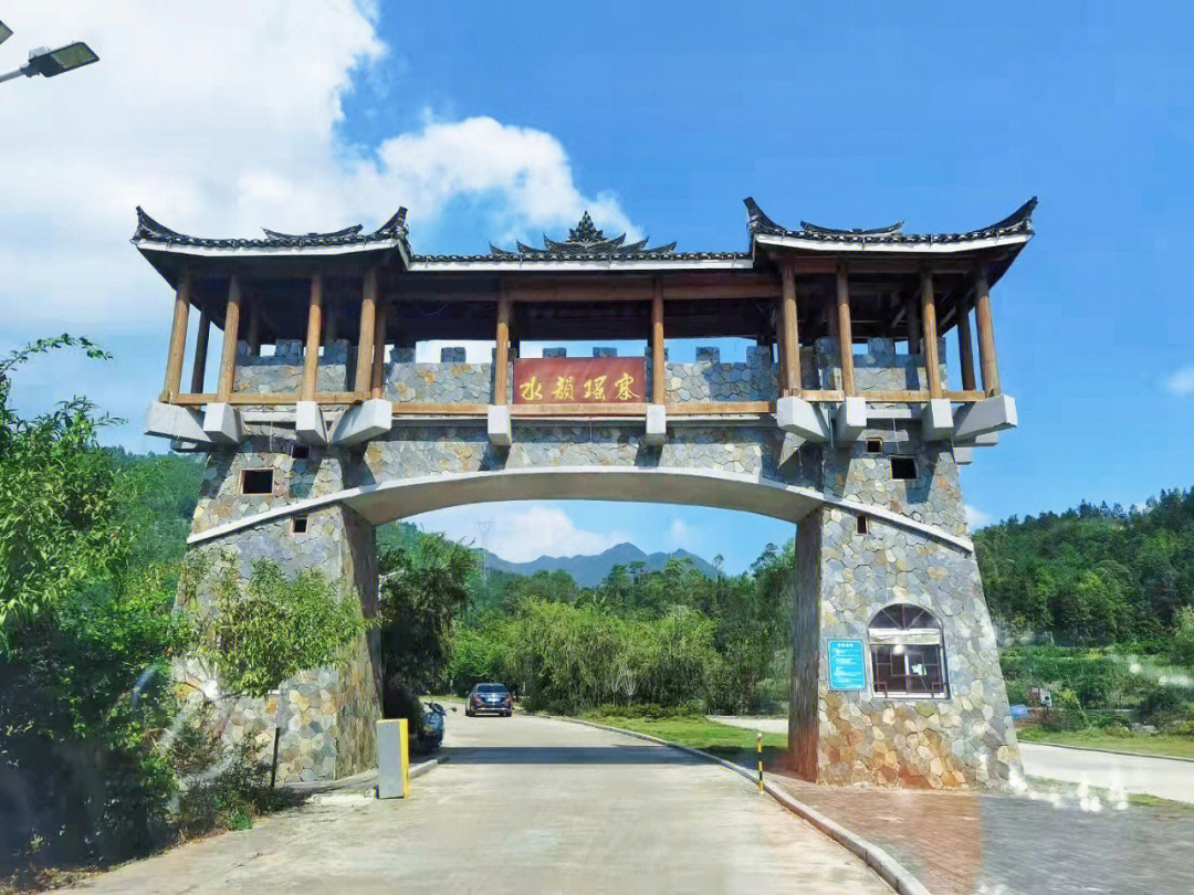 蒙山县长坪瑶乡山路十八弯感受自然风光,体验瑶族民俗风景