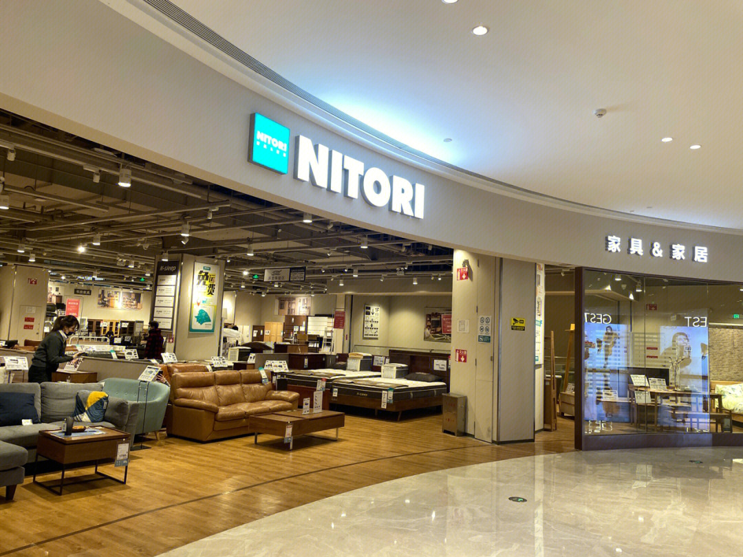 餐具,各种小东西,2楼是沙发橱柜等……nitori是日本很受欢的收纳品牌