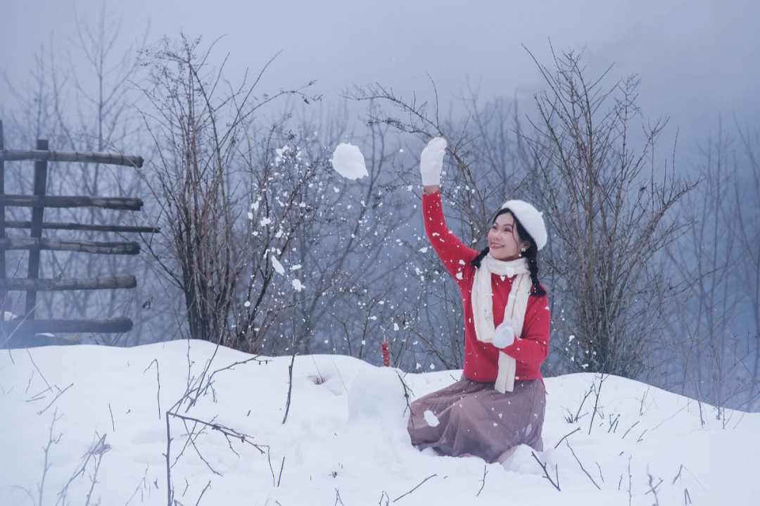 玩雪花的女孩