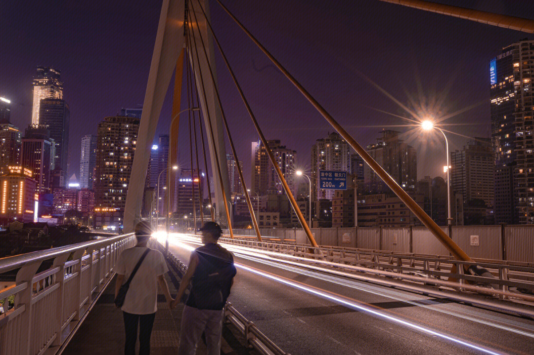 没有选择坐长江索道,从港渝广场一路走上桥,一心想着拍夜景去的,不知