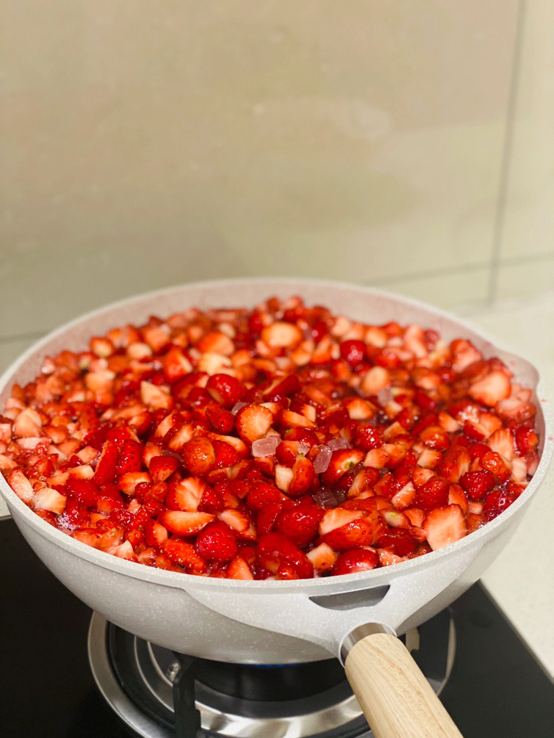 做法很简单 需要多一点耐心7815准备材料(如图量)草莓:5000克冰糖