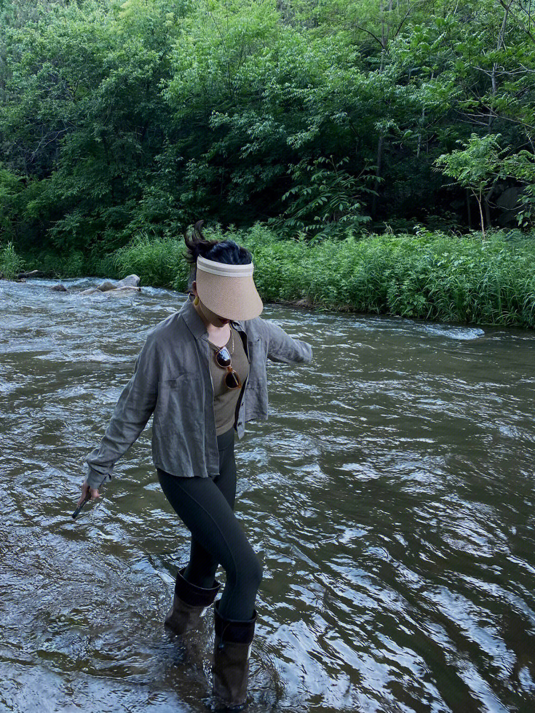 女生穿鞋趟水玩水湿鞋图片