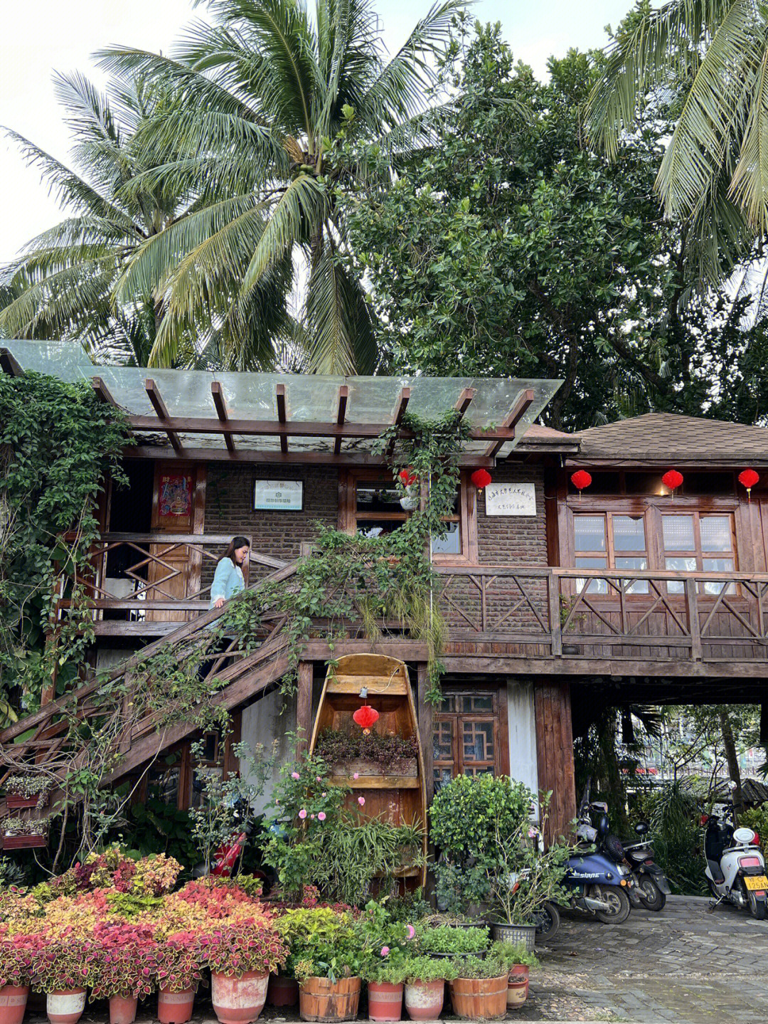 琼海的万泉镇上有一家有特色的树上咖啡屋,那里午餐,晚餐时间有本地