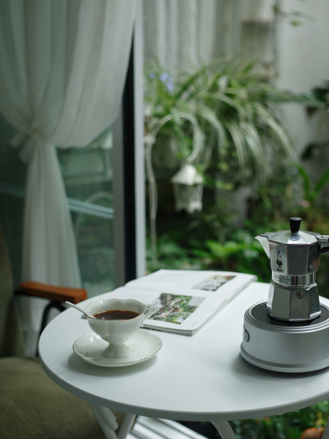 下雨天适合在花园煮杯热咖啡