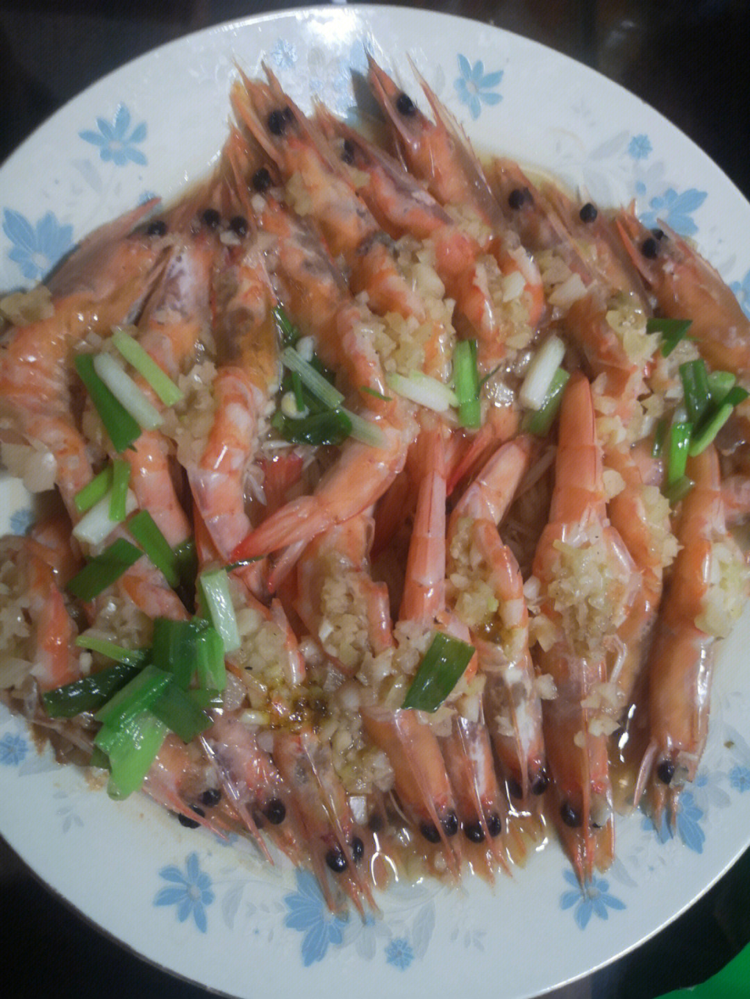 食材简单,味道鲜美,是我的拿手菜之一92备料166新鲜大虾(平铺一盘
