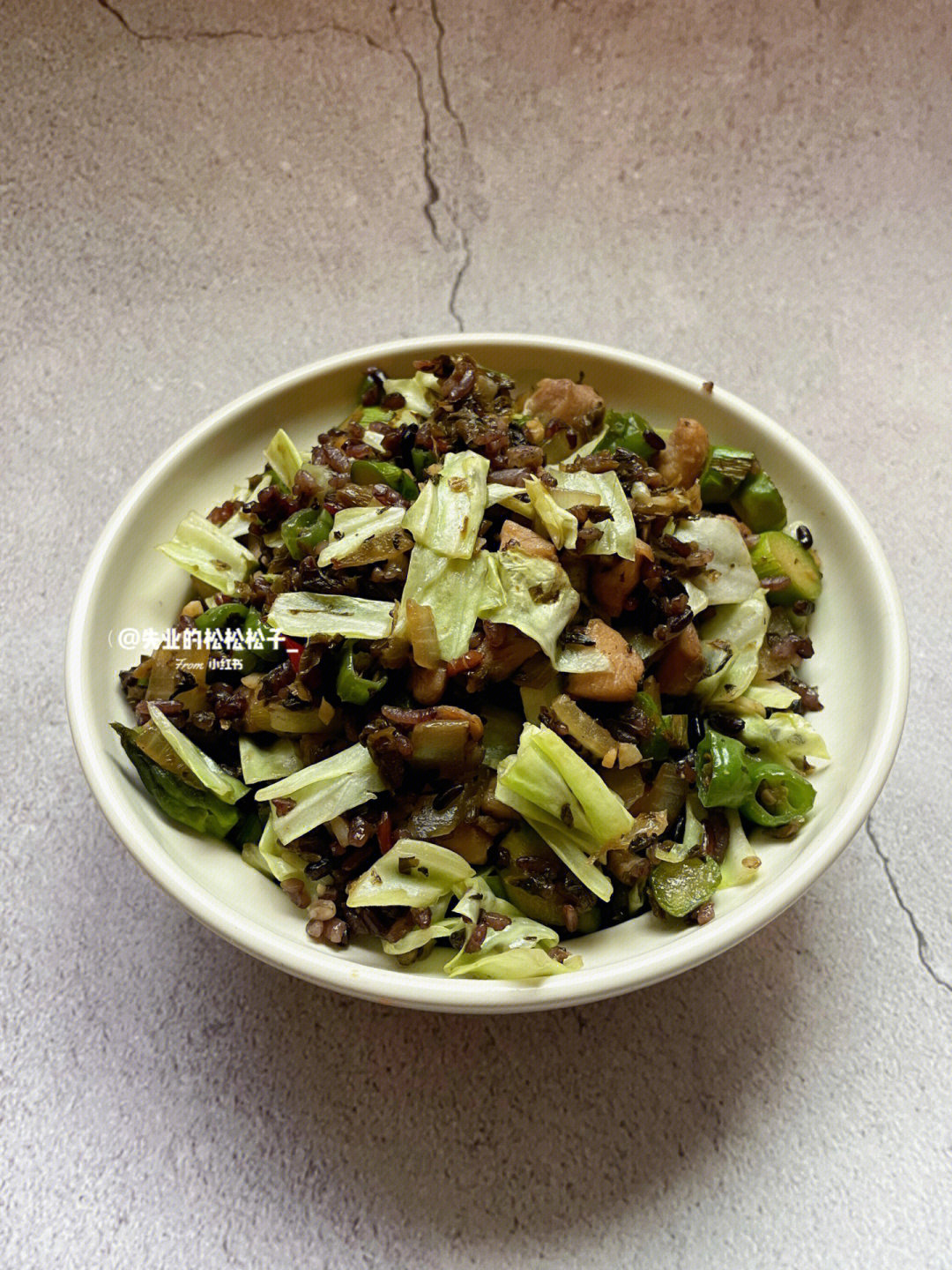 芦笋三根;青椒三根;芽菜约25g;杂粮饭100g;莲花白2片大叶子去掉梗;蒜