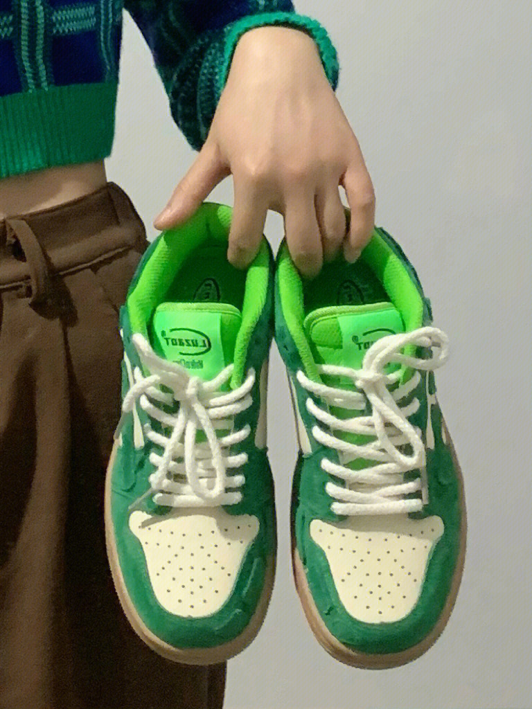 男人穿绿色鞋子的说法图片