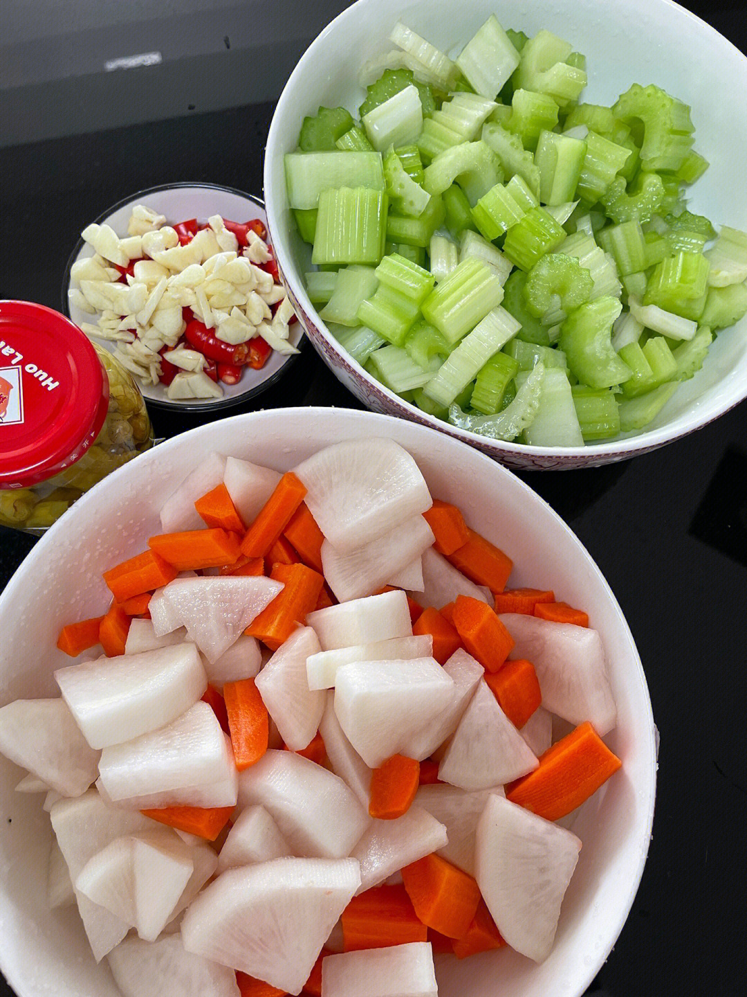 西芹,白萝卜,胡萝卜(洗干净的食材用少量盐抓腌20分钟,冲水洗净)蒜头