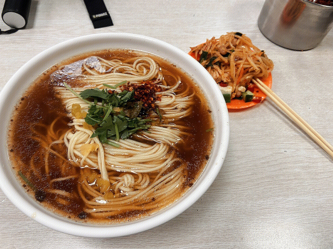 【食因】周中晚加班,腹中饥饿,顶雨下楼吃碗面…【口感】面条口感不错