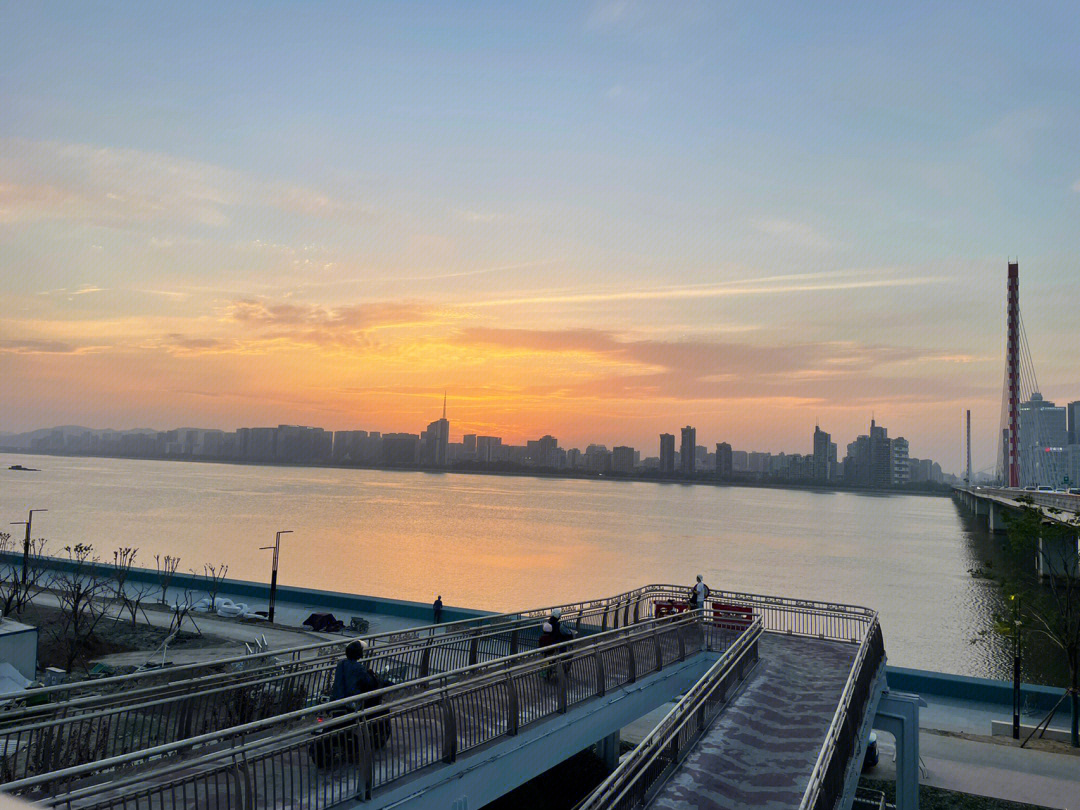 从滨江出发,复兴大桥上桥,这是去市区最友好的一个跨江大桥,非机动