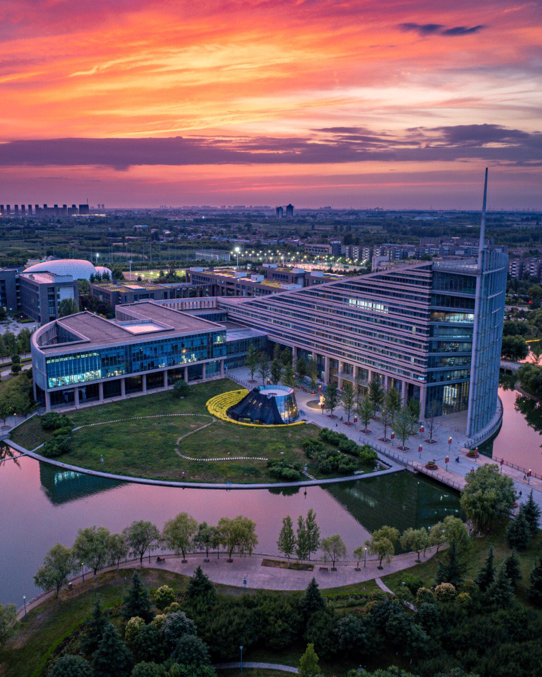 图为西北工业大学长安校区图书馆,是亚洲最大的水上图书馆