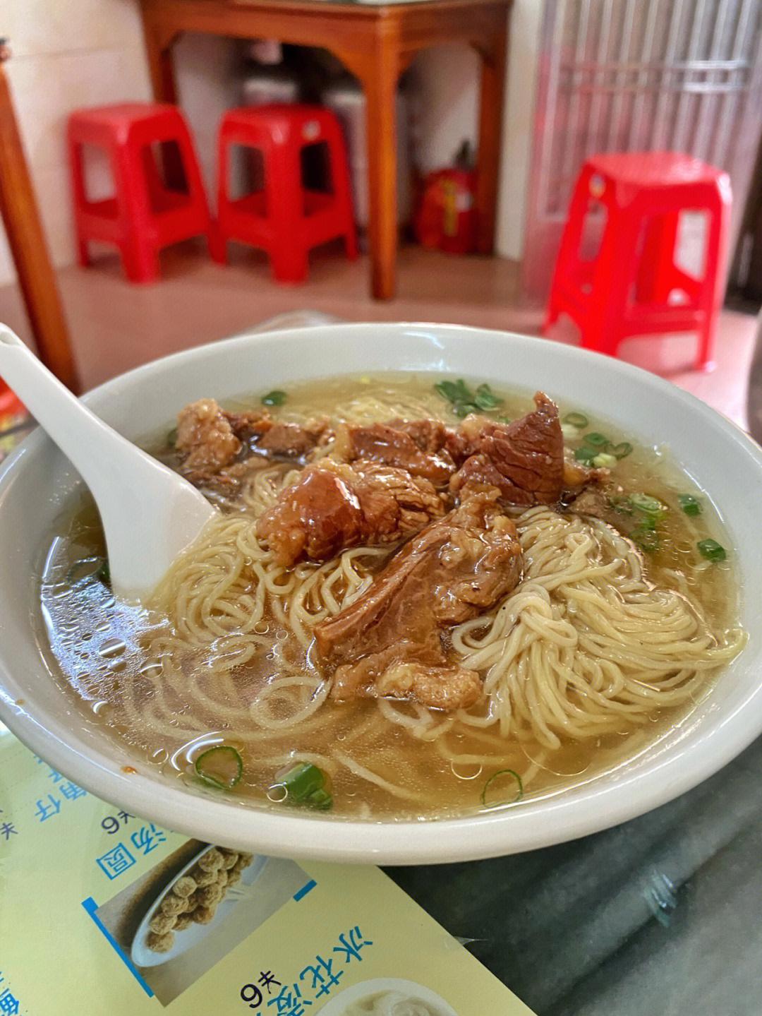 人头一碗的牛腩面 雪菜酸汤米粉 瘦肉河都是广东银熟悉的早餐味道早晨