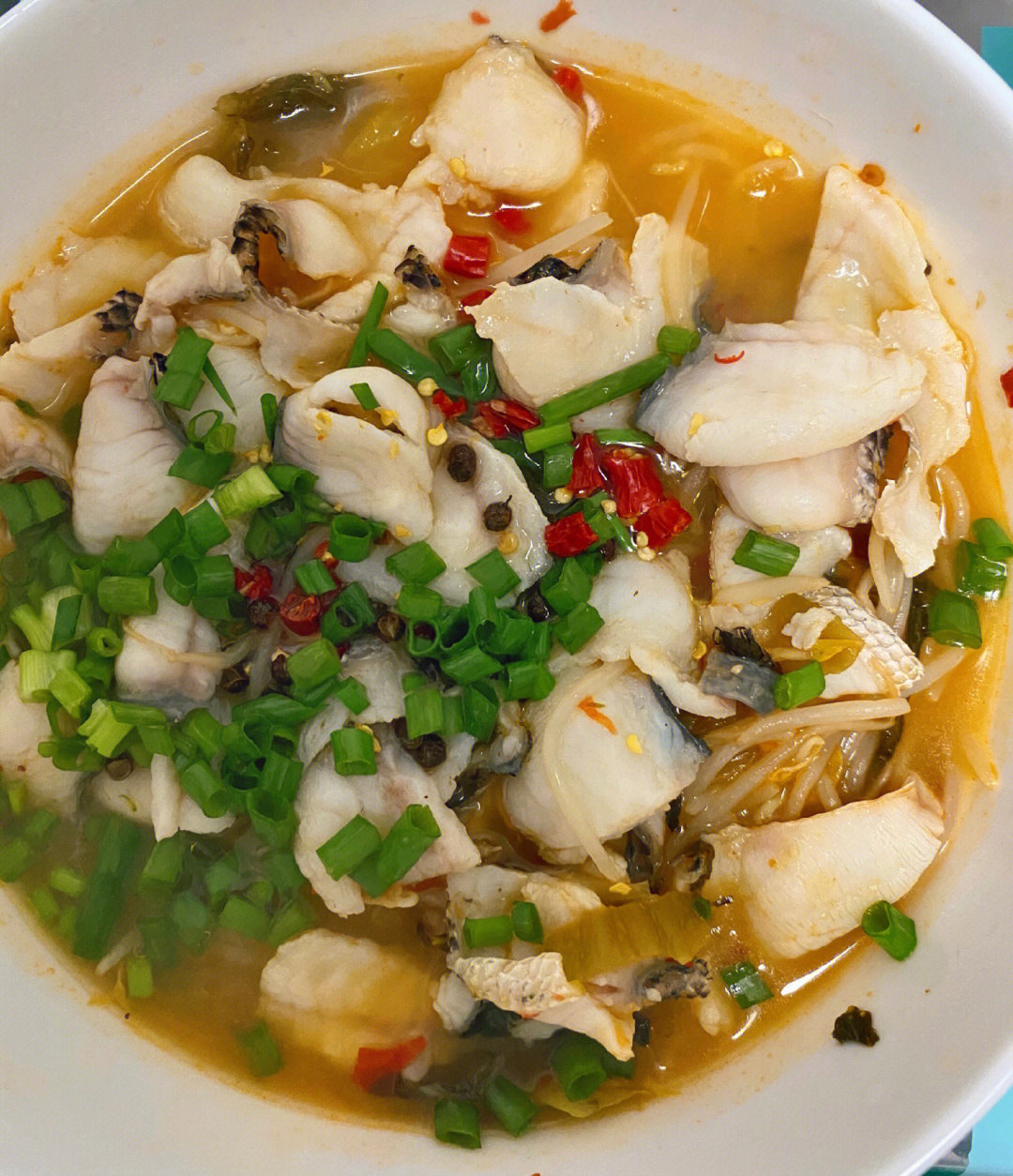 懒人版酸菜鱼做法:超市买的鱼片放胡椒粉和盐蛋清搅拌均匀腌制10分钟