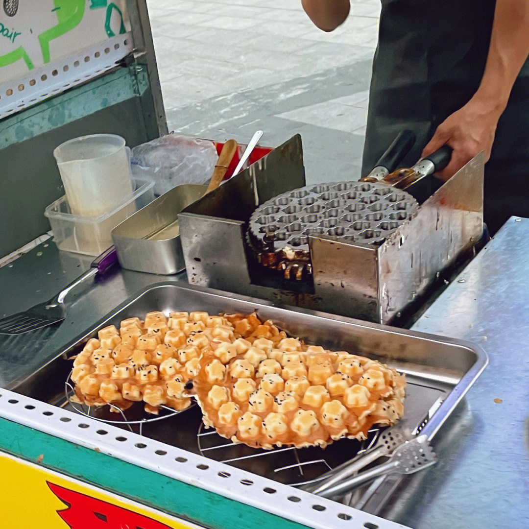 了这种小时候吃的老式鸡蛋仔原来它叫梅花小蛋糕在李村的和谐广场路口