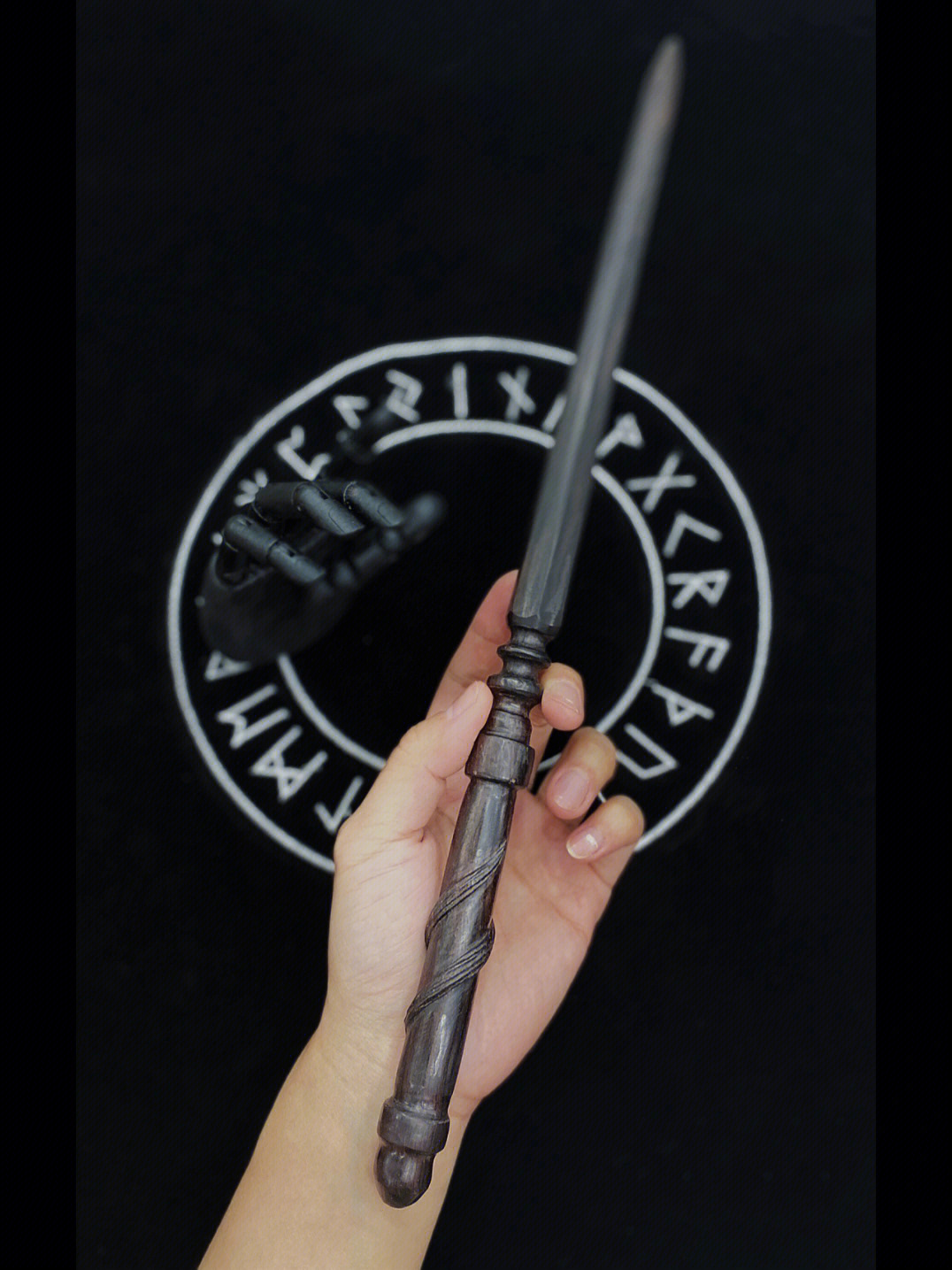 魔杖材质:黑檀木杖长:39厘米定制要求:魔杖整体结构类似古剑,杖柄纹路