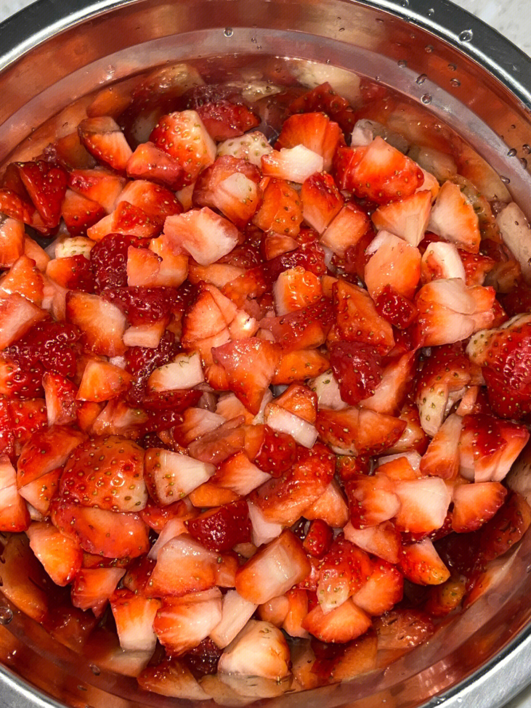 过年买的草莓太多了吃不完只能做成草莓酱啦草莓切成小丁,加两勺糖