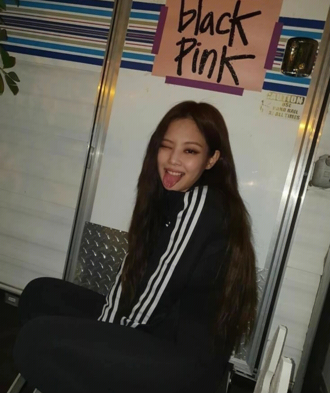 jennie耳洞图图片