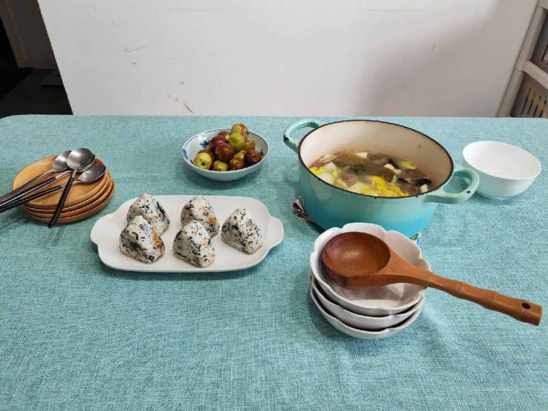藜麦紫菜肉松饭团,蔬菜汤,冬枣67早安9667紫菜撕碎,和白芝麻一
