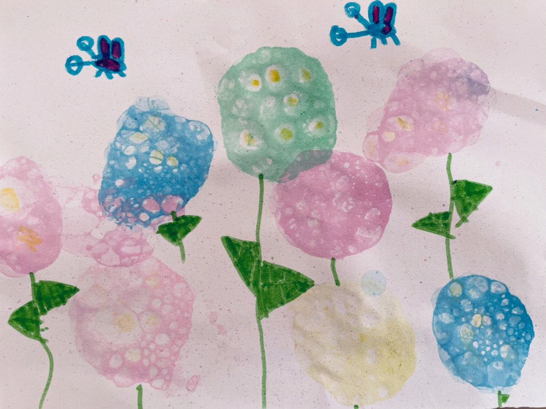 中班泡泡创意画《绣球花》材料:素描纸 洗洁剂 水 颜料 吸管 马克笔